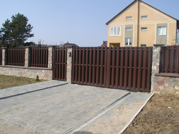 Забор из металлического оцинкованного штакетника,  ворота,  калитки 9